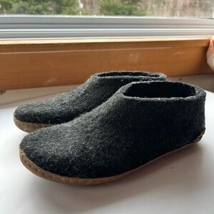 Cozy Black Felt Slip-On Women's Slippers